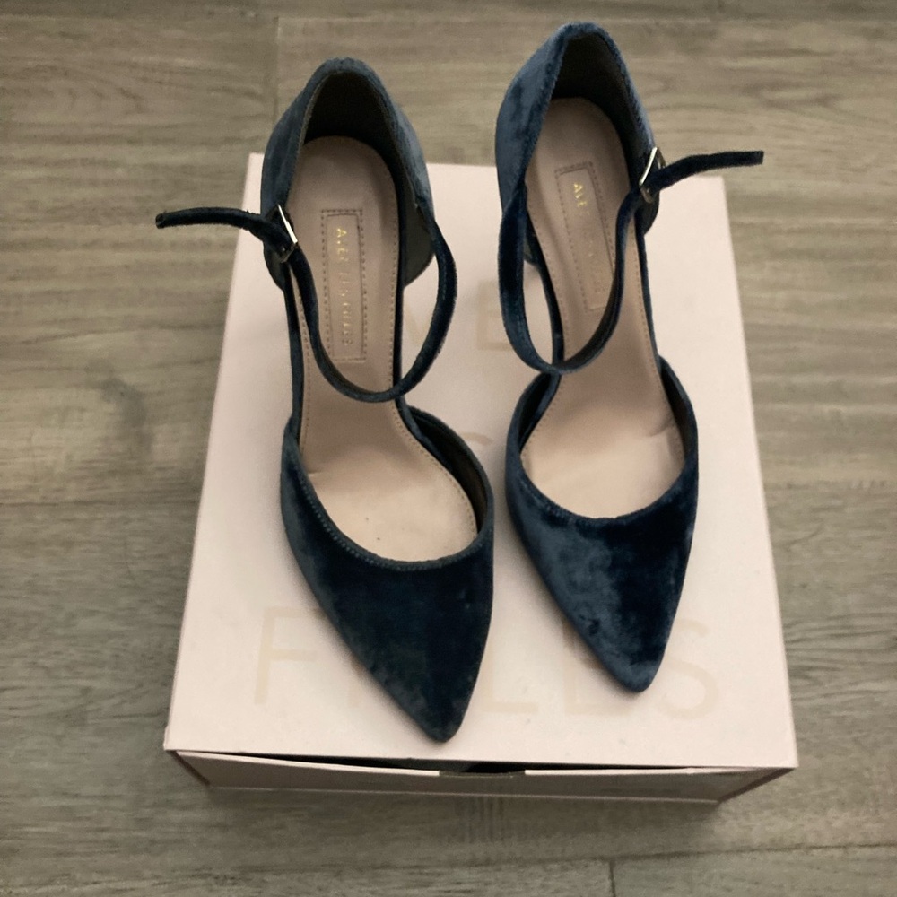 Avec Les Filles Elegant Blue Velvet Women's Heels size 6 1/2